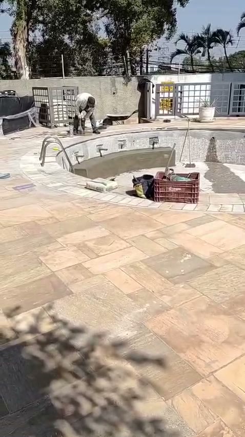 Reforma de piscina em andamento